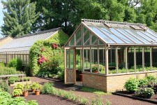 Готовые теплицы: как выбрать, поставить и получить урожай без лишних мучений