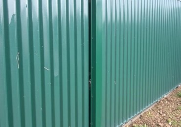 Заборы из профнастила: простой способ оградить свой мир