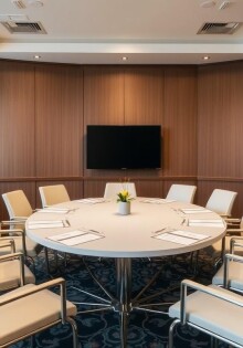 Маленький стол для переговоров: уютная и умная альтернатива для компактных пространств