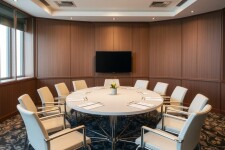 Маленький стол для переговоров: уютная и умная альтернатива для компактных пространств