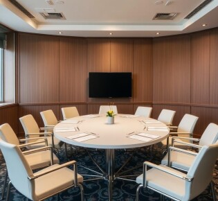 Маленький стол для переговоров: уютная и умная альтернатива для компактных пространств