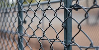 Сетка рабица и заборы из нее: простой и надежный способ огородить участок