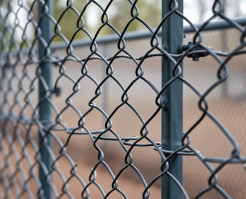 Сетка рабица и заборы из нее: простой и надежный способ огородить участок