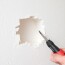Réparer un trou dans un mur (placo® ou plâtre) — Der komplette, unterhaltsame Leitfaden für jede Wandreparatur