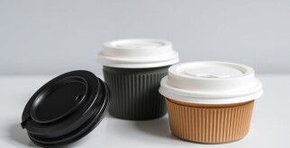 Крышки для кофейных стаканов: почему они важны и как выбрать лучшие