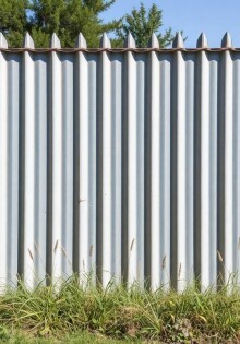 Заборы из профнастила: почему они стали маст-хэвом для частного дома