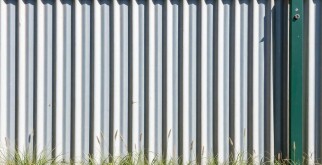 Заборы из профнастила: почему они стали маст-хэвом для частного дома