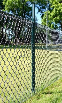 Заборы из сетки рабицы: полный гид по выбору, монтажу и уходу