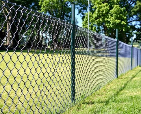 Заборы из сетки рабицы: полный гид по выбору, монтажу и уходу