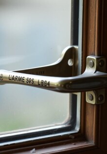 Почему ручка окна туго поворачивается и как это исправить: причины и решения