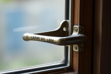 Почему ручка окна туго поворачивается и как это исправить: причины и решения