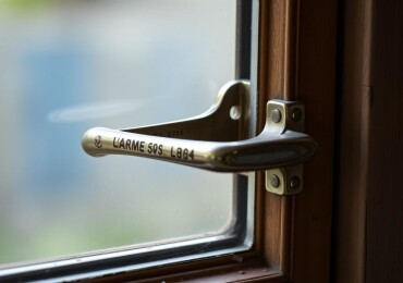 Почему ручка окна туго поворачивается и как это исправить: причины и решения