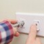 Comment changer une prise électrique en toute sécurité ? — A Friendly, Practical Guide for Homeowners