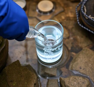 Родниковая вода под микроскопом: как понять, что в ней на самом деле и стоит ли ее пить